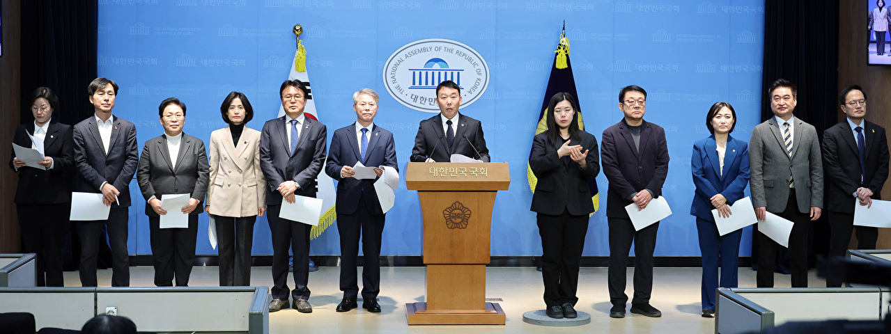 더불어민주당 김용민 의원을 비롯해 조국혁신당&middot;사회민주당&middot;진보당&middot;기본소득당 및 무소속 소속 '바람직한 검찰개혁을 준비하는 의원 모임' 의원들이 8일 국회 소통관에서 바람직한 검찰개혁 추진을 위한 기자회견을 하고 있다. 2026.1.8 [사진=연합뉴스]