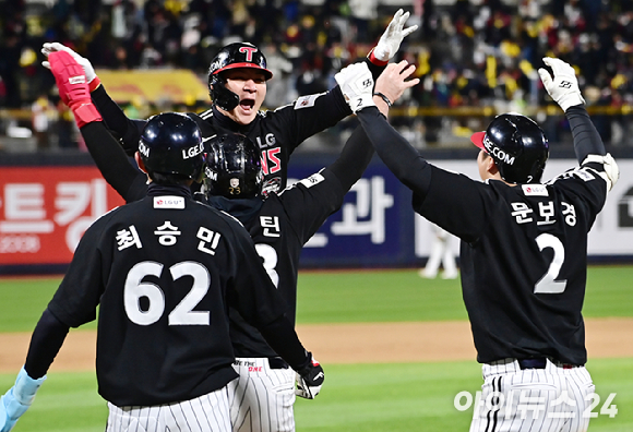 10일 오후 경기도 수원 KT위즈파크에서 열린 '2023 프로야구 KBO리그' 포스트시즌 한국시리즈 3차전 KT 위즈와 LG 트윈스와의 경기가 열렸다. 9회초 2사 1,2루 LG 오지환이 역전 스리런 홈런을 때린 뒤 기뻐하고 있다. [사진=곽영래 기자]