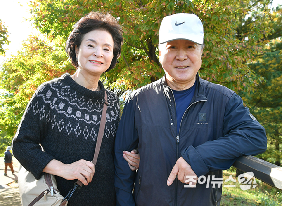 행사에 참가한 김영석·최정옥 부부가 19일 서울 종로구 부암동 백사실 계곡에서 진행된 조이뉴스24가 주최하는 '스타 고우리와 함께 하는 제10회 희망찾기 등산·트레킹 교실'에 앞서 기념촬영을 하고 있다. [사진=곽영래 기자]