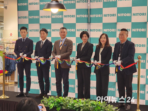 니토리와 홈플러스 관계자들이 2호점 오픈 기념 커팅식을 하고 있다. 신지원 니토리코리아 점포운영부 본부장, 오누키 케이고 니토리코리아 대표이사, 타케다 마사노리 니토리코리아 회장, 조주연 홈플러스 대표, 고영선 홈플러스 전무, 임재흥 홈플러스 전무(왼쪽부터)가 참석했다. [사진=구서윤 기자]