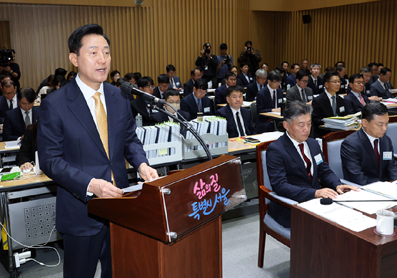 오세훈 서울시장이 15일 서울시청에서 열린 국회 행정안전위원회 국정감사에서 인사말을 하고 있다. [사진=연합뉴스]