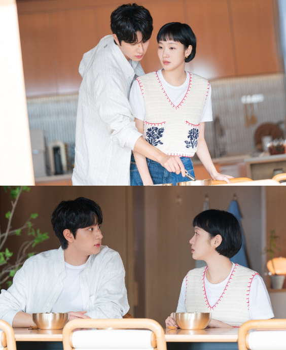 '유미의 세포들 시즌3'을 연출한 이상엽 감독이 인터뷰에 앞서 사진 촬영을 하고 있다. [사진=티빙]
