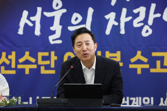 오세훈 서울시장이 28일 서울시청 간담회장에서 '2026 아시안패러게임' 출전선수들과 오찬에 앞서 격려사를 하고 있다. [사진=연합뉴스]