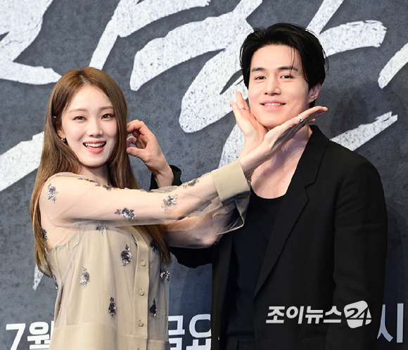 배우 이성경과 이동욱이 14일 오후 서울 영등포구 더링크 호텔에서 열린 JTBC 새 금요시리즈 '착한 사나이' 제작발표회에 참석하고 있다. [사진=정소희 기자]