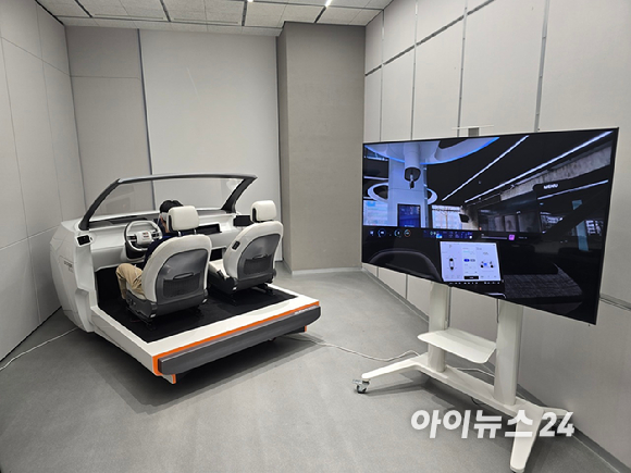 현대차·기아 'UX 스튜디오 서울'의 어드밴스드 리서치 랩 내 시뮬레이션 룸에서 주행 테스트를 하는 모습. [영상=김종성 기자]
