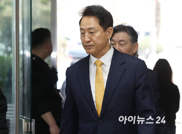 오세훈 서울시장이 1일 오전 서울 서초구 서울중앙지법에서 열린 여론조사 대납 의혹 사건 1심 속행 공판에 출석하고 있다. [사진=사진공동취재단]