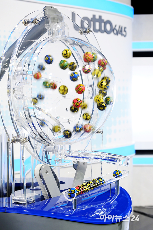 '대국민 로또6/45 추첨 공개방송'이 10일 오후 서울 마포구 상암동 MBC 골든마우스홀에서 진행됐다. 생방송 전 참관인 150명 앞에서 복권 추첨 기계 '비너스'를 테스트 하는 장면을 공개하고 있다. (위 사진은 기사 내용과 무관함) [사진=정소희 기자]