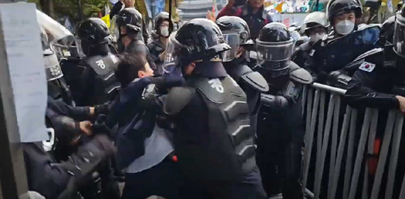 한창민 사회민주당 대표가 지난 9일 서울 숭례문 일대에서 열린 민주노총 전태일열사 정신계승 2024 전국노동자대회·1차 퇴진 총궐기 과정에서 경찰과 충돌하고 있다. [사진=한창민 사회민주당 대표 페이스북 갈무리]