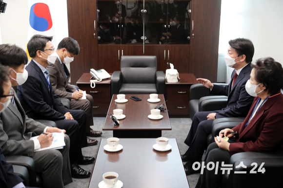 안철수 대통령직인수위원장이 17일 오후 서울 통의동 금융감독원 연수원에 마련된 인수위원회 사무실에서 이흥교 소방청장과 만나 최근 강원·경북 지역에서 발생한 대형 산불과 관련한 대화를 나누고 있다. [사진=국회사진취재단]