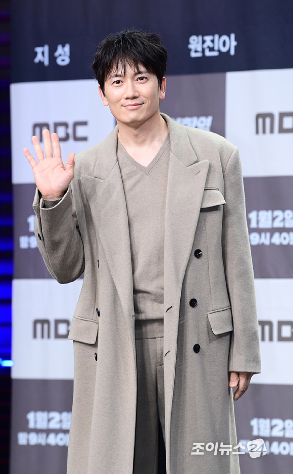 배우 지성이 2일 오후 서울 마포구 상암동 MBC 골든마우스홀에서 열린 MBC 새 금토드라마 '판사 이한영' 제작발표회에 참석하고 있다. [사진=정소희 기자]