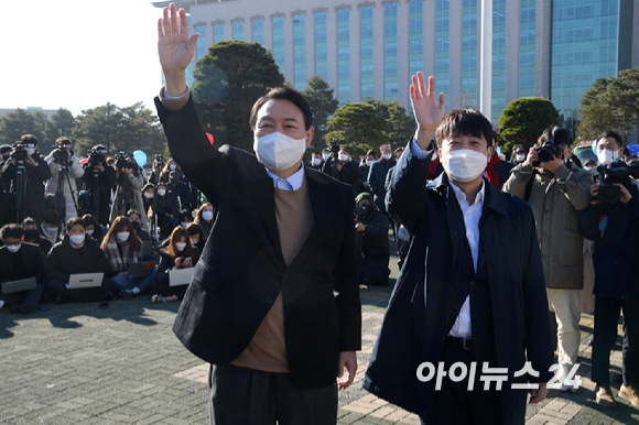 윤석열 국민의힘 대선 후보와 이준석 대표가 13일 오전 서울 여의도 국회에서 열린 중앙선대위 장애인본부 전국 릴레이정책투어 '장문현답(장애인 문제의 답은 현장에 있다)' 출정식에서 손을 흔들고 있다. [사진=국회사진취재단]