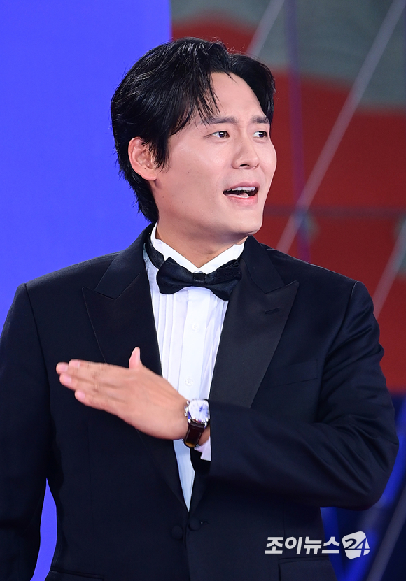 배우 최대훈이 18일 오후 인천광역시 파라다이스 시티에서 열린 제4회 청룡시리즈어워즈 레드카펫 행사에 참석하고 있다. [사진=정소희 기자]