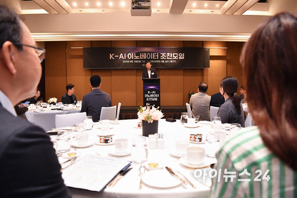 인터넷종합지 아이뉴스24와 기업&middot;정책 전문가들이 한자리에 모여 AI 기술 동향과 산업 협력의 방향을 함께 논의하는 'K-AI 이노베이터' 조찬모임이 14일 오전 서울 용산구 한남동 그랜드하얏트서울에서 열렸다.박윤규 정보통신산업진흥원 원장이 축사를 하고 있다. [사진=곽영래 기자]