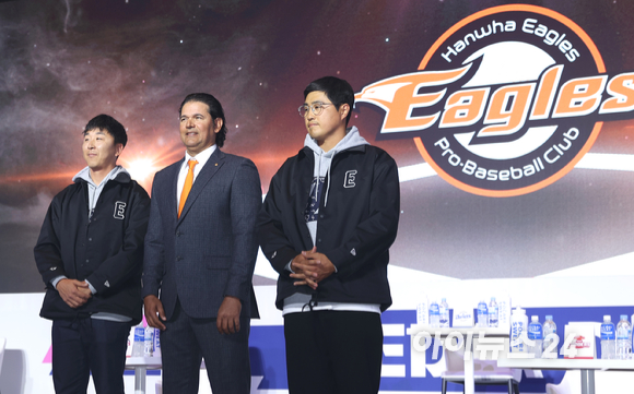 30일 오후 서울 한남동 그랜드하얏트서울 그랜드볼룸에서 열린 2023 KBO 미디어데이에 한화 수베로 감독, 정우람, 채은성이 참석하고 있다. [사진=정소희 기자]