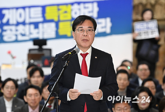 송언석 국민의힘 원내대표가 19일 서울 여의도 국회 로텐더홀에서 통일교&middot;공천헌금 '쌍특검' 수용을 요구하며 규탄사를 하고 있다. [사진=곽영래 기자]