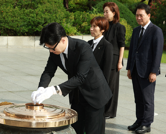 한동훈 국민의힘 신임 당대표와 추경호 원내대표를 비롯한 신임지도부가 24일 오전 서울 동작구 국립서울현충원 현충탑에서 분향하고 있다.  [사진=뉴시스]