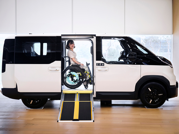 지난 18일 서울 마포구 문화비축기지에서 열린 '2026 선 넘는 페스티벌'에서 기아가 마련한 PV5 WAV 체험 부스. [사진=기아]