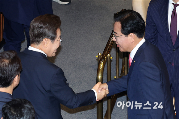이재명 대통령이 26일 오전 서울 여의도 국회 본회의장에서 추가경정예산안(추경안) 시정연설을 마친 뒤 국민의힘 의원들과 인사를 나누고 있다. [사진=국회사진기자단]