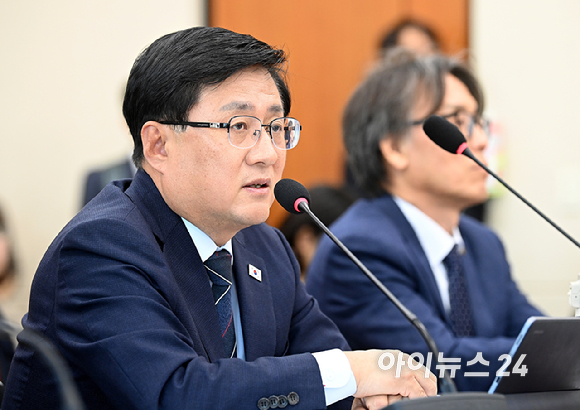 김성환 기후에너지환경부장관이 6일 서울 여의도 국회에서 열린 기후에너지환경노동위원회 국정감사에서 의원 질의에 답변하고 있다. [사진=곽영래 기자]