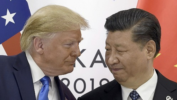 지난 2019년 6월 29일 도널드 트럼프 미국 대통령(왼쪽)이 일본 오사카에서 열린 G20 정상회의에서 시진핑 중국 국가주석과 회담을 하고 있다. [사진=AP/연합뉴스]