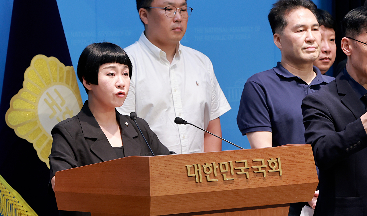 조국혁신당 김재원 의원과 대한체육회 산하 체육단체 관계자들이 28일 국회 소통관에서 올림픽공원 핸드볼경기장 개표소 봉쇄 시위와 관련해 체육 행정 정상화 촉구 기자회견을 하고 있다. 2026.7.28 [사진=연합뉴스]