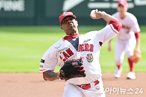 22일 오후 인천SSG 랜더스필드에서 '2023 KBO 포스트시즌' SSG 랜더스와 NC 다이노스의 준플레이오프 1차전 경기가 열렸다. 4회말 무사 1루 SSG 에레디아가 안타를 때리고 있다. [사진=곽영래 기자]