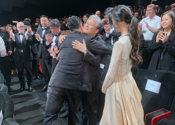 제75회 칸 국제영화제에서 '헤어질 결심'이 최초 공개된 가운데 박찬욱 감독과 탕웨이가 축하를 받고 있다. [사진=CJ ENM]