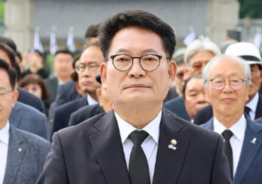 인천 연수갑 국회의원 보궐선거에서 당선된 더불어민주당 송영길 전 대표가 7일 오전 광주 북구 국립5ㆍ18민주묘지에서 헌화하고 있다. [사진=연합뉴스]