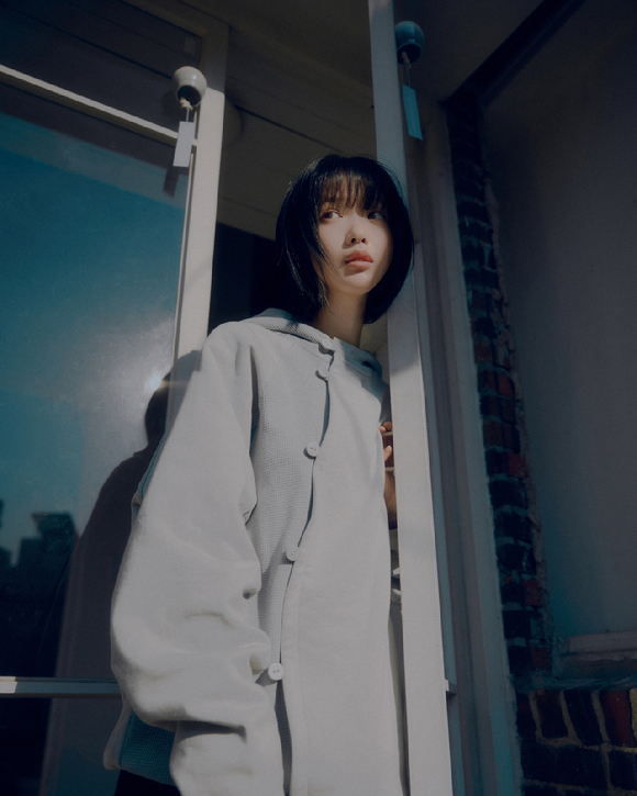 가수 한로로가 패션 브랜드 화보 촬영에서 포즈를 취하고 있다. [사진=어센틱]