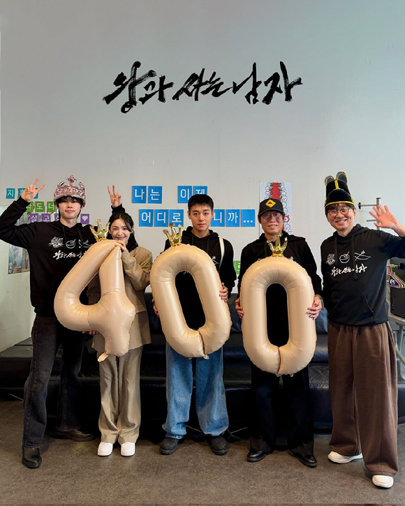 배우 김민, 전미도, 박지훈, 유해진, 장항준 감독이 '왕과 사는 남자' 400만 돌파 인증샷을 촬영하고 있다. [사진=(주)쇼박스]