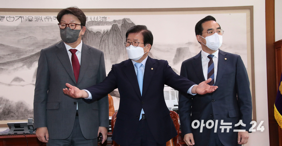 박병석 국회의장(가운데)과 박홍근 더불어민주당 원내대표(오른쪽), 권성동 국민의힘 원내대표가 26일 오전 서울 여의도 국회에서 국회의장 주재로 열린 원내대표 회동에서 기념촬영을 하고 있다. [사진=김성진 기자]