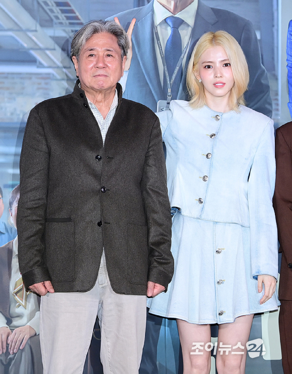 배우 최민식과 한소희가 4일 오후 서울 CGV 용산아이파크몰에서 열린 영화 '인턴'(감독 김도영) 언론시사회에 참석하고 있다. [사진=정소희 기자]