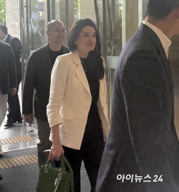 데미스 하사비스 구글 딥마인드 최고경영자(CEO)가 28일 오후 2시 56분께 서울 서초구 삼성전자 사옥을 방문하고 있다. [영상=권서아 기자]