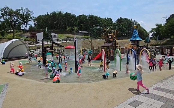 경주 천군동 보문카라반파크 내 아이들이 물놀이장을 이용하고 있다.  [사진=경주시청]