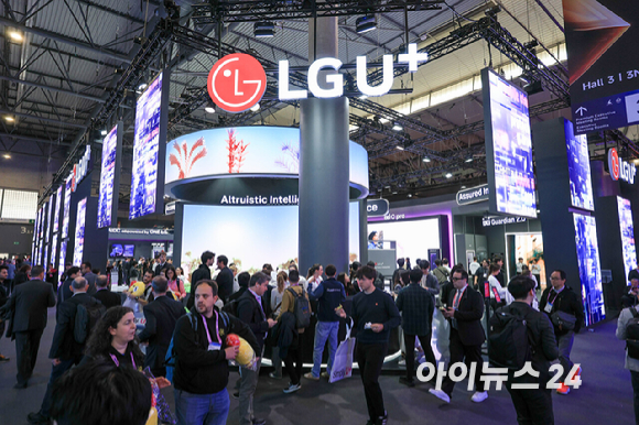 2일(현지시간) 스페인 바르셀로나 피라 그란 비아 전시장에서 열린 '모바일 월드 콩그레스(MWC)2026'에서 LG유플러스 부스를 찾은 관람객들로 붐비고 있다. 2026.03.02. [사진=바르셀로나=사진공동취재단]