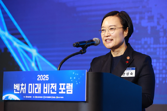 한성숙 중소벤처기업부 장관이 11일 서울 강남구 코엑스에서 열린 '벤처 미래 비전 포럼'에서 개회사를 하고 있다. [사진=중소벤처기업부]