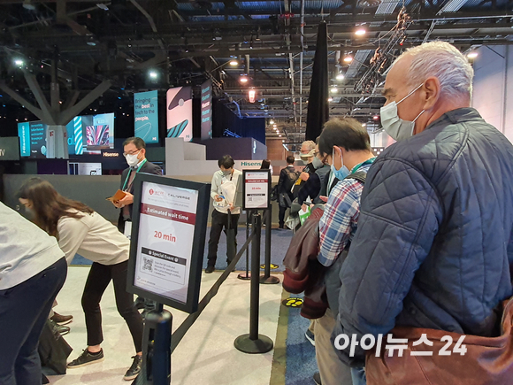 롯데정보통신의 VR을 체험하기 위해 관람객들이 기다리고 있는 모습 [사진=장유미 기자]