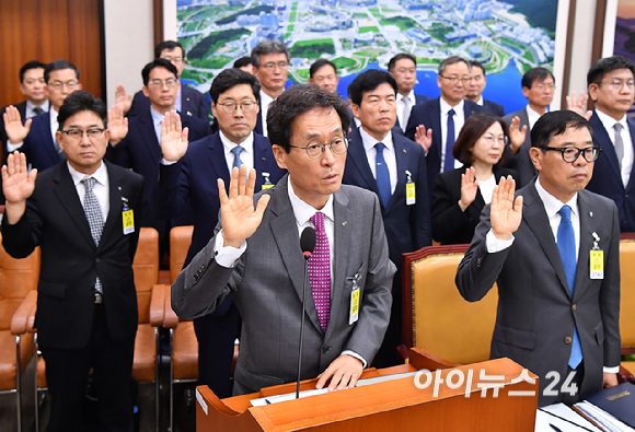 함진규 한국도로공사 사장이 16일 국회 국토교통위원회에서 열린 2025년도 국정감사에 출석해 선서를 하고 있다. [사진=곽영래 기자]