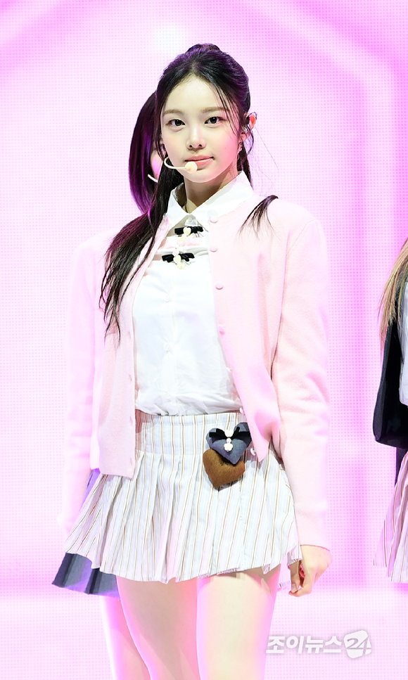 그룹 하츠투하츠 이안이 24일 오후 서울 광진구 예스24라이브홀에서 열린 하츠투하츠(Hearts2Hearts) 첫 번째 싱글앨범 '더 체이스' 발매 기념 쇼케이스에서 데뷔곡 '더 체이스' 무대를 선보이고 있다. [사진=정소희 기자]