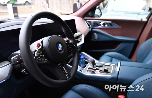 BMW 코리아가 28일 오후 서울 강남구 삼성동의 한 빌딩에서 BMW 초고성능 SAV 모델인 '뉴 XM' 공개 출시 행사를 하고 있다. [사진=김성진 기자]