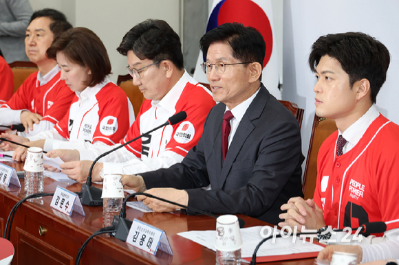 김문수 국민의힘 대선 후보(가운데)가 15일 오전 서울 여의도 국회에서 열린 중앙선대위 회의 및 중앙선대위 임명장 수여식에 참석해 발언하고 있다. [사진=곽영래 기자]