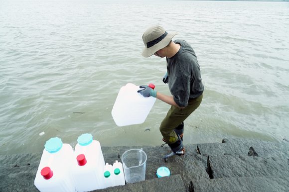 원안위 관계자가 강화도에서 '북한 우라늄공장 폐수'관련 시료를 채취하고 있다. [사진=연합뉴스 ]