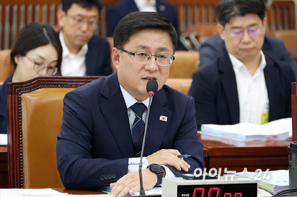 김성환 환경부 장관 후보자가 15일 서울 여의도 국회에서 열린 국회 환경노동위원회 김성환 환경부 장관 후보자 인사청문회에서 질의에 답변하고 있다. [사진=곽영래 기자]