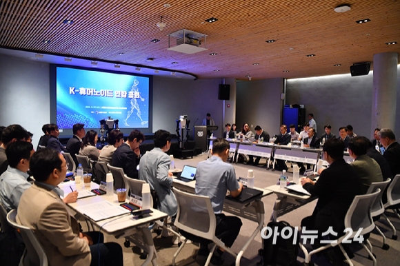 이승렬 산업부 산업정책실장, 장병탁 서울대 AI연구원장 등 참석자들이 27일 오전 서울시 관악구 서울대에서 열린 K휴머노이드연합 창립총회에서 기념촬영을 하고 있다. [사진=곽영래 기자]