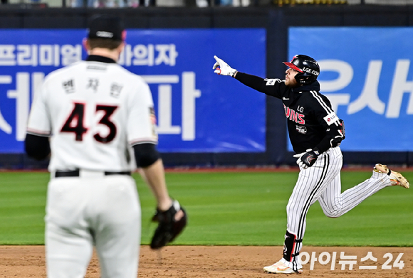 10일 오후 경기도 수원 KT위즈파크에서 열린 '2023 프로야구 KBO리그' 포스트시즌 한국시리즈 3차전 KT 위즈와 LG 트윈스와의 경기가 열렸다.3회초 2사 1,2루 LG 오스틴이 스리런 홈런을 때린 뒤 베이스를 돌고 있다. [사진=곽영래 기자]