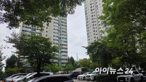 24일 서울 광진구 광장동 현대프라임. 멀리 송파구 롯데월드타워가 보인다. [사진=이수현 기자]