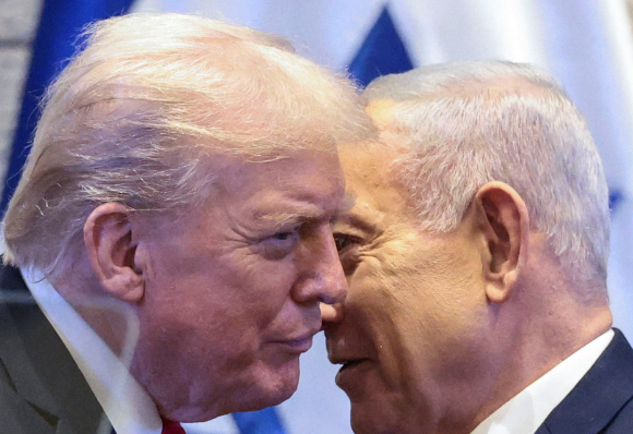 도널드 트럼프 미국 대통령이 예루살렘에서 베냐민 네타냐후 이스라엘 총리를 이스라엘 국회에서 맞이하고 있다. [사진=로이터/연합뉴스]