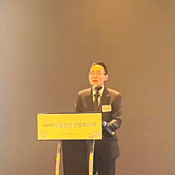 김헌수 보험연구원장이 22일 서울 영등포구 콘래드 호텔에서 열린 '2027년 보험산업 전망과 과제'를 주제로 열린 보험연 조찬 세미나에서 개회사를 하고 있다. [사진=홍지희 기자]