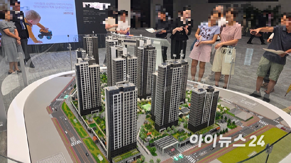 서울 서초구 양재동에 마련된 '디에이치 아델스타' 견본주택 방문객들이 단지 모형도를 둘러보고 있다. [사진=이수현 기자]