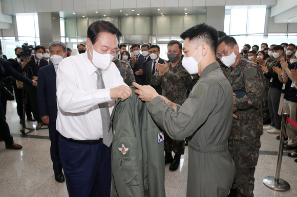 윤석열 대통령이 30일 서울 용산구 국방부·합참 청사를 방문해 공군 항공자켓을 입고 있다. 2022.05.30. [사진=뉴시스]